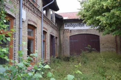 Seit acht Jahren Leerstand: Der Wiehekrug im Ortszentrum soll nicht zum „Lost Place“ verkommen. (Bild vergr&ouml;&szlig;ern)