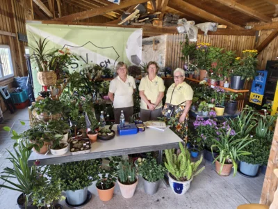 Das Highlight: die große Pflanzentombola. Die 250 Gewinne waren gespendet worden, jedes Los war ein Treffer. Von links: Renate Hoffmann, Silvia Eder und Ingrid Hackl. Foto: Gartenbauverein Moosbach