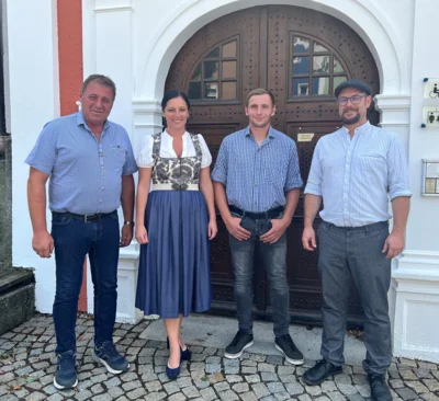 Stellten sich im Mainburger Rathaus vor: Festwirt Reinhard Gschrey (links) und sein Sohn Maximilian (2.v.r.). Bürgermeisterin Karoline Fritz-Ertlmaier und Gallimarkt-Organisator Christoph Kempf (rechts) freuen sich über neue Festwirtsfamilie beim Gallimarkt. (Bild vergr&ouml;&szlig;ern)