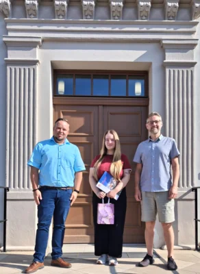 Bürgermeister Philipp Schulz, Auszubildende Celine Wesenberg, Ausbildungsleiter Matthias Neumann