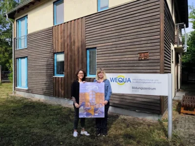 Dr. Cindy Hader, Projektleiterin Grundbildungszentrum (li.) und Katrin Müller, Bildungskoordinatorin bei der WEQUA, vor dem künftigen neuen Lerncafé in Lauchhammer. (Foto: WEQUA/Tetjana Hres)