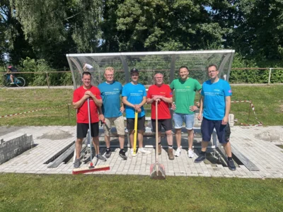 Die Vereinsmitglieder und Projektpate Tobias Große Kintrup zeigen beim Bau der neuen Sitzbänke am Spielfeldrand ehrenamtlichen Einsatz (v. l. n. r.): Bastian Reinhard, Berthold Görtz, Kevin Owers, Josef Stegt, Tobias Große Kintrup, Marcel Hemker (Bild vergr&ouml;&szlig;ern)