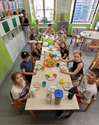 Kinder der Klasse 2b bei der Lesenacht (Bild vergr&ouml;&szlig;ern)