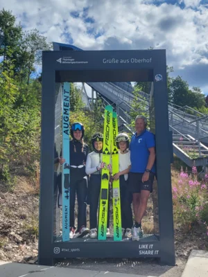 Cindy mit Levi, Philipp und Nachwuchstrainer Klaus Baacke