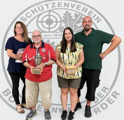 Pokalgewinner/innen Tanja Sander, Harry Schiermeister, Theresa Meier mit Schießsportleiter Alexander Hörling (Bild vergr&ouml;&szlig;ern)
