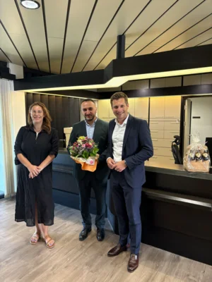 Erster Bürgermeister Nicolas Lahovnik besucht Vusal Hamdiov vor Eröffnung in seiner neuen Augenarztpraxis in Wunsiedel (v.l.n.r.): Samantha Keltsch (Gewerbeforum Wunsiedel), Vusal Hamidov (Facharzt für Augenheilkunde), Erster Bürgermeister Nicolas Lahovnik