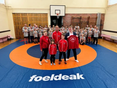 Bastian Schneider von der Volks- und Raiffeisenbank Prignitz eG überreichte den Ringerinnen und Ringern neue Trainingsanzüge I Foto: Martin Ferch (Bild vergr&ouml;&szlig;ern)