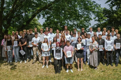 „Bye Bye Bye“ – Entlassungsfeier der Londy-Schule zwischen WLAN, Netflix und großen Zukunftsplänen