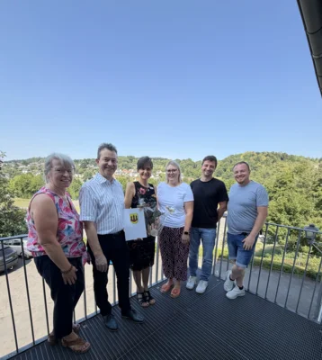 Sanja Müller gratulieren Teamleiterin Kerstin Poppe, Bürgermeister Markus Bäckel, Personalleiterin Mona Haas, Personalratsvorsitzender Lukas Staubach und Abteilungsleiter Lars Wagner (v.l.n.r.) (Bild vergr&ouml;&szlig;ern)