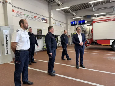 Brandenburgs Innenminister Jan Redmann war am 11. August zu Gast in der Wache der Feuerwehr Wittenberge I Foto: Martin Ferch (Bild vergr&ouml;&szlig;ern)
