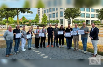 Spendenübergabe vorm NINO-Hochbau (von links) Cajo Jesse (Lions Club), Helmut Busch (Posaunenchor CVJM Nordhorn), Linda Müller-Blaak und Sigrid Swart (Chöre der reformierten Kirchengemeinde Nordhorn), Sandra und Jay Klumparendt (Gilde-Spielmannszug Schüttorf), Olaf Cordes (Lions Club), Janek Rönne und Jana Wessels (Spielmannszug Ohne Haddorf), Anke Loh (Stadtkapelle Bad Bentheim), Ingo Braaksma (MGV Schüttorf), Friedbert Poffers (Vokalensemble Frenswegen) und Mario Borowski (Lions Club). Foto: privat