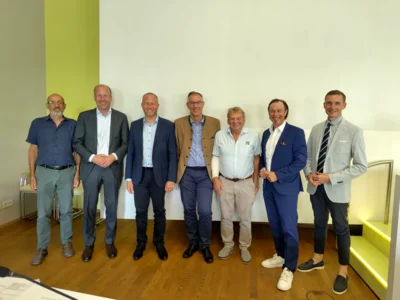 BU: Die scheidenden und die neuen Vorstände des Naturparkvereins. Auf dem Bild v.l.n.r.: Reiner Erben, Martin Sailer, Florian Mair, Axel Heiß, Hermann Glas, Bernhard Uhl, Christian Weng  Urheberrecht: Naturparkverein – Björn Raddatz