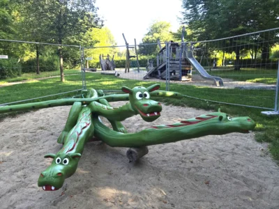 Drache auf dem Spielplatz im Rosengarten aufgearbeitet