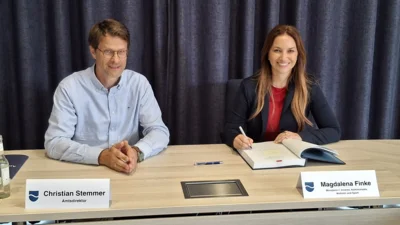 Eintrag ins Goldene Buch des Amtes: Innenministerin Magdalena Finke hinterließ für Amtsdirektor Christian Stemmer freundliche Worte und einen bleibenden positiven Eindruck (Foto: AmtFA Andreas Hansen)