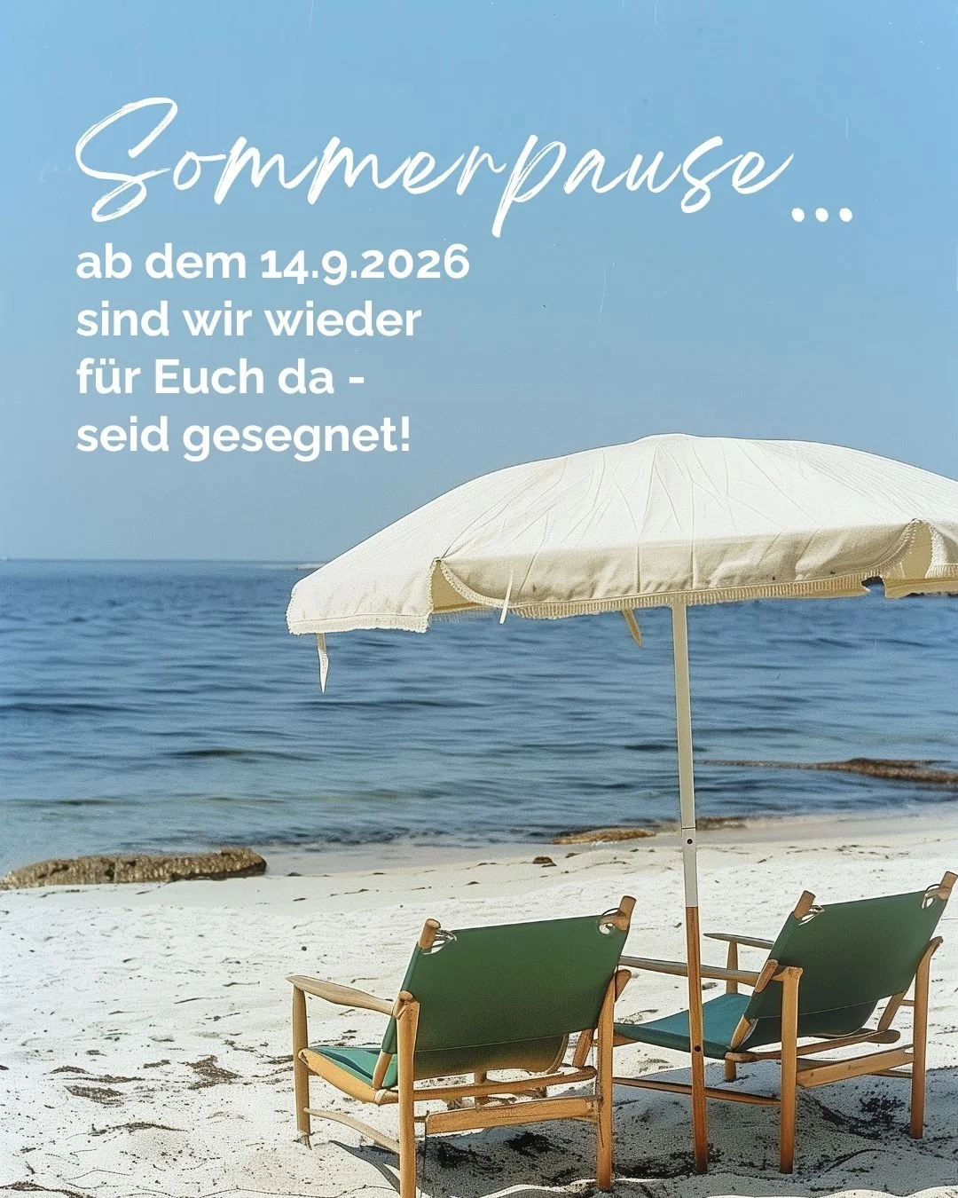 Blau Weiß Minimalistisch Sommer Strand, Liegestühle, Meer, Sonnenschirm