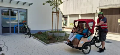 Christian mit der e-Rikscha vor dem Café Mittendrin