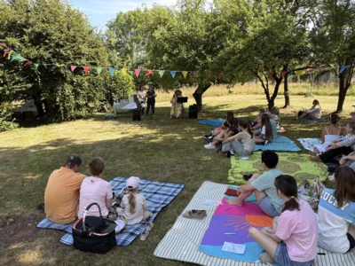 Ein Gottesdienst anderer Art im Hilmeser Pfarrgarten (Bild vergr&ouml;&szlig;ern)