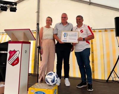 Kreisvorsitzender Thomas Künzel überreichte die Silberne Raute des BFV an FCR-Vorstand Andreas Czerny (Bildnachweis: FCR) (Bild vergr&ouml;&szlig;ern)