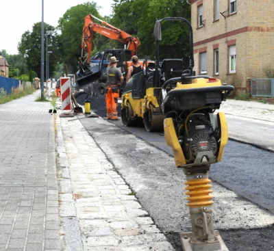 Hier wurde etwas "schwarz" gemacht, wie es im Straßenbau-Deutsch heißt: Anfang August wurde ein Teil der Kostebrauer Straße asphaltiert.