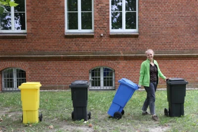 Die Abfallberaterin des Landkreises, Anne Neumann, klärt in ihrer Kolumne auf, welcher Abfall wohin gehört. © LK OPR