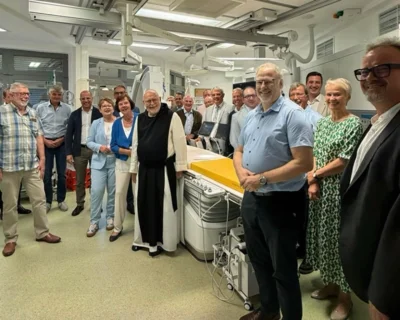 Mehr als 60 geladene Gäste aus Politik, Gesundheitswesen, niedergelassener Ärzteschaft, Kooperationspartnern sowie Mitarbeitende des Klinikums nahmen an der Eröffnung teil und informierten sich bei Führungen über die neueste Medizintechnik im Evang. Klinikum Westerwald am Standort Hachenburg