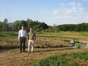 Bürgermeister Ben Matthes (links) und Marktbaumeister Peter Finkenzeller (rechts) freuen sich über die gelungene Baumaßnahme des Wasserwirtschaftsamtes (Bild vergr&ouml;&szlig;ern)