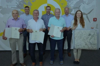 (v.l.n.r.) hintere Reihe: Ben Matthes, Erster Bürgermeister von Zusmarshausen, Dominik Jahn, Erster Bürgermeister von Langweid und Landrat Martin Sailer vordere Reihe: Alfons Leix (50 Jahre), Erwin Deisenhofer (40 Jahre), Josef Dirr (50 Jahre) und Maria Jäckle, Stellvertretende Leiterin des Amtes für Digitalisierung, Breitband und Vermessung Augsburg (Foto: LRA Augsburg) (Bild vergr&ouml;&szlig;ern)