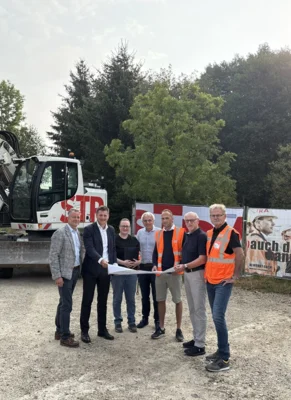Erster Bürgermeister Nicolas Lahovnik und Zweiter Bürgermeister Manfred Söllner gemeinsam mit den am Bauvorhaben beteiligten Unternehmen beim Baustart für den Regenwasserzentralsammler (v.l.n.r.): Geschäftsführer der SWW Wunsiedel GmbH Marco Krasser, Erster Bürgermeister Nicolas Lahovnik, Melanie Schubert vom Ingenieurbüro für Tiefbautechnik Bindlach GmbH, Technischer Leiter der SWW Wunsiedel GmbH Burkard Hagspiel, Daniel Görl von der Firma Strabag, Zweiter Bürgermeister Manfred Söllner, Thomas Eggersdorfer von der Firma Strabag
