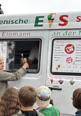 Kühler Kopf und süße Überraschung: Eis-Aktion unseres Fördervereins (Bild vergr&ouml;&szlig;ern)