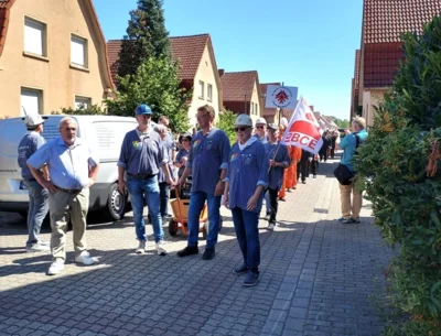 Wegen der kurzfrisitgen Absage der Kapelle musste der JFC erfinderisch sein: eine Musikbox auf einem Bollerwagen machte es schließlich auch (Bild vergr&ouml;&szlig;ern)