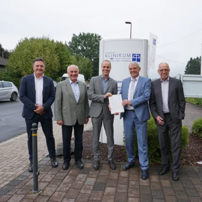 v. l.: Dr. med. Daniel Benner (Ärztlicher Direktor EKW-Standort Dierdorf), Rolf-Peter Leonhardt (Verwaltungsratsvorsitzender),  Clemens Hoch (Minister für Wissenschaft und Gesundheit des Landes Rheinland-Pfalz), Guido Wernert (Geschäftsführer) und Erwin Reuhl (Mitglied des Verwaltungsrats)