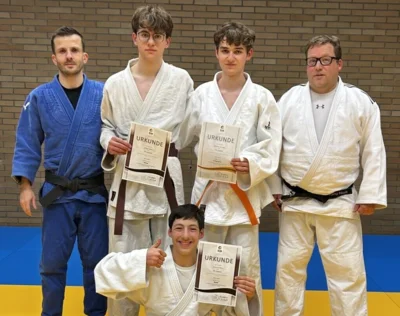 Drei Judoka meistern Gürtelprüfungen (Bild vergr&ouml;&szlig;ern)