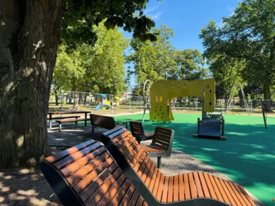 Der Spielplatz im Parkzentrum hat einen neuen Bodenbelag erhalten I Foto: Martin Ferch (Bild vergr&ouml;&szlig;ern)