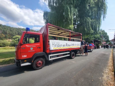 Jugend- und Bambinifeuerwehr nimmt am Kirmesumzug teil (Bild vergr&ouml;&szlig;ern)