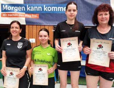 Stadtmeisterinnen Damen Doppel Sylvia Porter/Sabrina Glöggler (rechts), Zweitplatzierte Lauro Di Primo/Anja Berg (links) (Bild vergr&ouml;&szlig;ern)