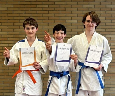 Drei Judoka bestehen Gürtelprüfung erfolgreich (Bild vergr&ouml;&szlig;ern)