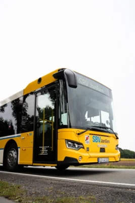 Bus Janßen - https://sbv-janssen.de/wp-content/uploads/2022/09/WAGEN-122-DAS-PORTRAeT-bearbeitetLR-16-von-25-683x1024.jpg