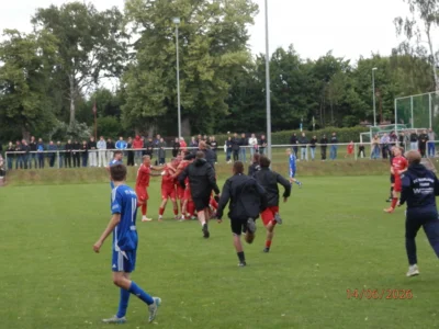 Auf solche Jubelstürme nach eigenen Treffern, wie hier beim letzten Saisonpunktspiel am Glammsee gegen Neukloster als Tobias Sabel gerade zum 2:2 Ausgleich getroffen hatte, hofft die Wariner Mannschaft und auch ihre Fans, auch in diesem Pokalmatch. (Bild vergr&ouml;&szlig;ern)