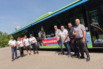 Erster von fünf Bussen offiziell übergeben! Mit rollender Werbung Nachwuchs gewinnen