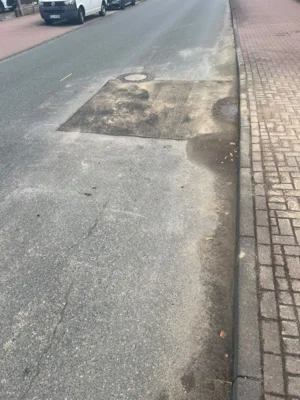 Absackung am Ortseingang (Bild vergr&ouml;&szlig;ern)