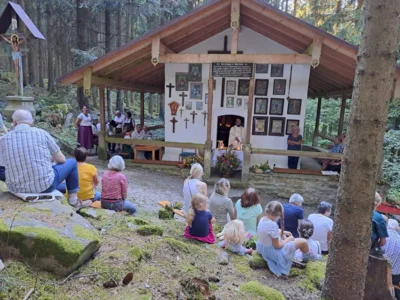 Gottesdienst mit Kräutersegnung bei der Kesselbodenkapelle in Igleinsberg – Musikalische Gestaltung durch die „Grüabigen“