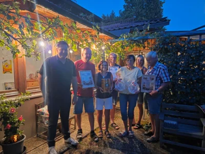 Bürgermeister Anderas Eckl (v.l.) ehrte die langjährigen Urlaubsgäste mit Urkunden: Sepp und Christl Gruber, Klaus Mühlbauer, Maria Peinthor, Elisabeth Mühlbauer und Sepp Peinthor.