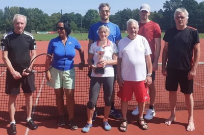 Siegerehrung, alle Teilnehmer und Gewinnerin mit dem Wander-Pokal