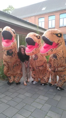 Dinobesuch auf dem Schulhof (Bild vergr&ouml;&szlig;ern)