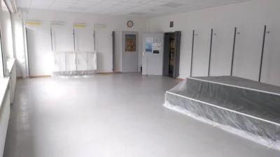Die ausgeräumte Schülerbücherei erhält neue Fenster (Bild vergr&ouml;&szlig;ern)