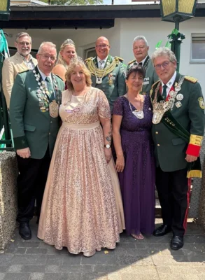 vl: Bürgermeister Markus Pütz, Diözesankönig Michael Monschau, Schützenkönigin Laura Fischer, Diözesankönigin Gisela Monschau, Bundesschützenmeister Robert Hoppe, Bundeskönigin Elke Lipperheide, Diözesanbundesmeister Walter Honerbach, Bundeskönig Ralf Lipperheide