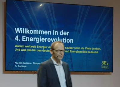Willkommen in der 4. Energierevolution: Dr. Tim Meyer auf dem BayWa r.e. PV-Marktplatz 2026 (Bild vergr&ouml;&szlig;ern)