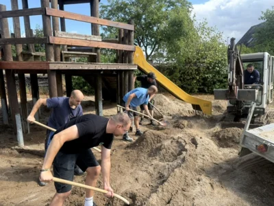 Frischer Fallschutzsand für den Spielplatz am Bürgerhaus