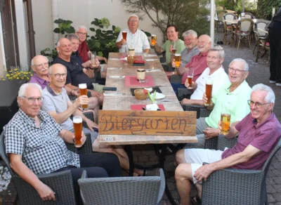 Die Teilnehmer der TSV-Männer-Gymnastik-Gruppe feierten ihr „25-jähriges Jubiläum der Wochenendausflüge von 2000 bis 2025“ in Mettlach (Bild vergr&ouml;&szlig;ern)