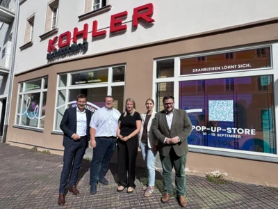 Erster Bürgermeister Nicolas Lahovnik, Hauseigentümer Wolfgang Kohler, Buchhandlungsinhaberin Melanie Wießmeier, Wirtschaftsförderin Kristina Wiedel und der Vorsitzende des Gewerbeforums Wunsiedel, Aaron Grimm, freuen sich über die neue „Besondere Buchhandlung Kohler“.